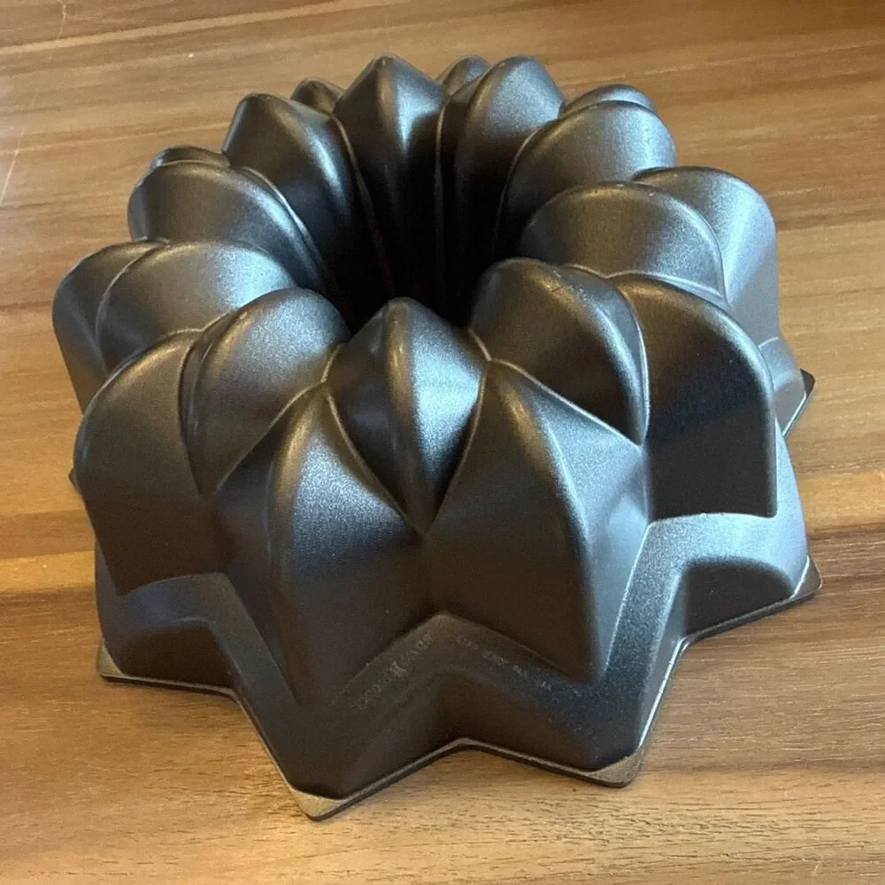 Lot of 2 Bundt Cake Pans Wilton Hearts Nordic Ware Geometric Non-Stick Aluminum - Picture 5 of 7